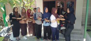 Sambil Kenalkan Program Wahono-Nurul ke Masyarakat, Relawan Barisan Banteng Merdeka Bagikan Nasi Kotak