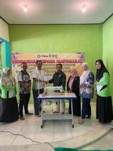 Tingkatkan Produksi Lokal, Tim Pengabdian Serahkan Mesin Jahit dan Obras