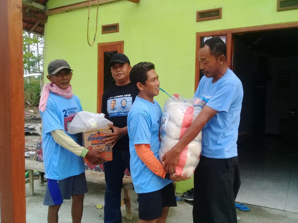 Peduli Korban Bencana Puting Beliung, Relawan WanNur Berikan Bantuan Sembako Warga Mojodelik