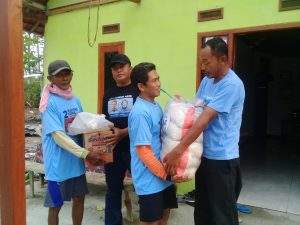 Peduli Korban Bencana Puting Beliung, Relawan WanNur Berikan Bantuan Sembako Warga Mojodelik