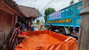 Peduli Kekeringan, PKB Bojonegoro Dropping Air Bersih Sambil Sosialisasi WanNur dan Luman