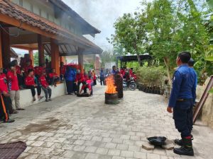 Damkarmat Bojonegoro Laksanakan Sosialisasi Penanganan Kebakaran Pada Paguyuban Puthune Mbah Gathi