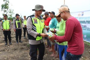 Sukseskan Asta Cita, Polres Bojonegoro Serahkan Bantuan Pertanian kepada Masyarakat