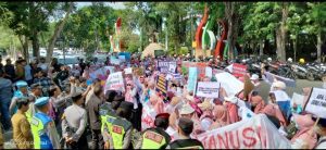Ratusan Guru Swasta se Kabupaten Bojonegoro Geruduk Kantor Bupati Bojonegoro 