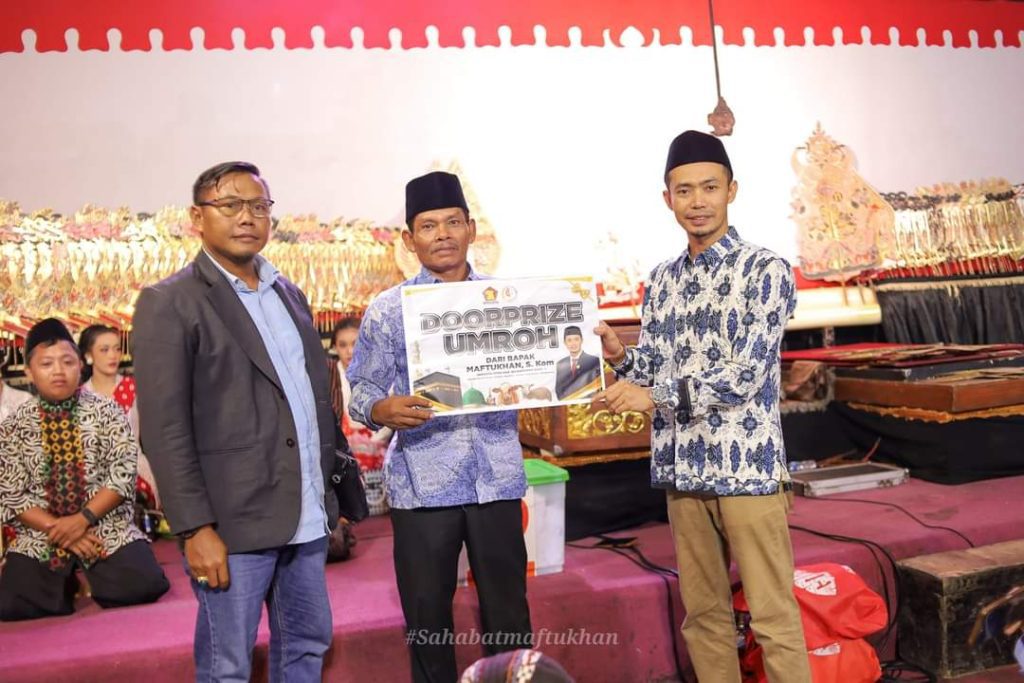 Sudawam dan Maftukhan Prakarsai Pagelaran Wayang Kulit dan Beri Door Prize Besar acara Sedekah Bumi Desa Pelem