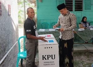 Di TPS Ketua DPRD Abdulloh Umar Mencoblos, Wahono-Nurul Menang Telak