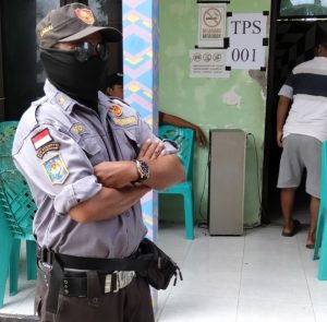 Linmas Nyentrik Tegas Jalankan Aturan