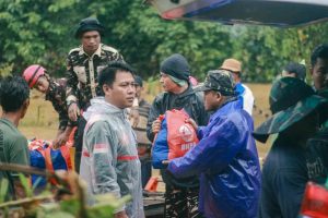 Bagana Satkornas Banser Salurkan Paket Bantuan Pada Korban Banjir Sukabumi