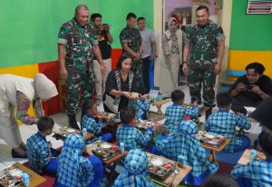 Uji Coba, Kodim Bojonegoro bersama SPPG Taman Rajekwesi Distribusikan Ratusan Porsi Makan Sehat dan Bergizi
