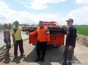 BPBD Bojonegoro Salurkan Sapras untuk Perbaikan Tanggul Jebol