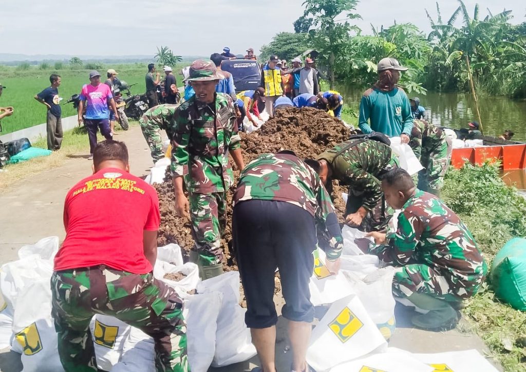 Bersama Masyarakat, Babinsa Koramil Kanor Bojonegoro Perbaiki Tanggul Ambrol di Desa Kedungprimpen