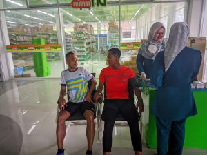 Pelari 102 KM dapat Check Kesehatan dari Klinik MWC NU Ngasem dan Voucher Belanja dari BMT NU Ngasem
