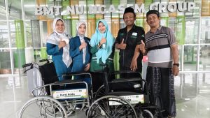 Kontribusi Kursi Roda oleh Baitul Maal BMT NU Ngasem kepada Klinik MWC NU Ngasem