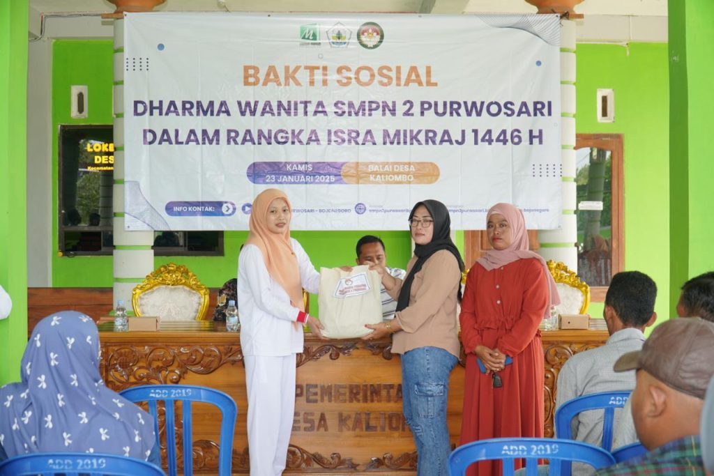 Dharma Wanita SMPN 2 Purwosari Berbagi Dengan Warga Kaliombo