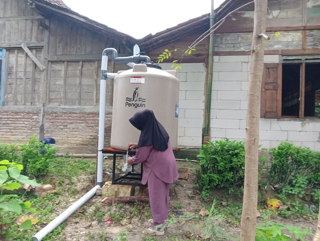 Melihat Instalasi Alat Untuk Panen Air Hujan di Di Desa Jatimulyo Kecamatan Tambakrejo