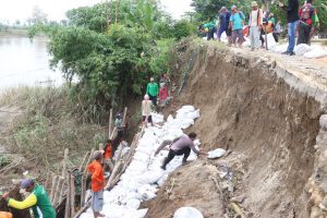 TNI-Polri Bersama Warga di Kecamatan Malo Perbaiki Infrastruktur Pascabencana Longsor