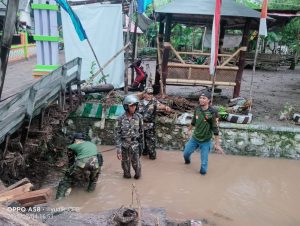 PW GP Ansor Jawa Timur Dampingi Penanganan Korban Banjir Bandang di Situbondo