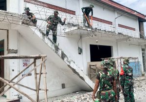 Gotong Royong bersama Warga, Babinsa Kanor Bojonegoro bantu Perenovasian Masjid Dusun Ager Ager