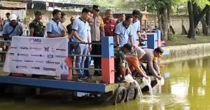Peringati HPN, SMSI Bojonegoro Tabur Ribuan Benih Ikan dan Serahkan Ratusan Bibit Terong serta Cabe