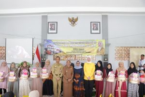 Cegah Stunting, Wakil Bupati dan Ketua TP PKK Bojonegoro bagi Makanan Tambahan Bergizi