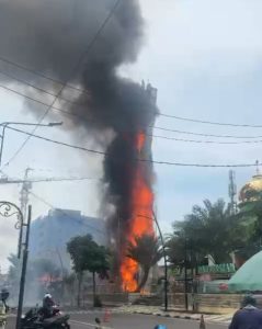 Diduga Akibat Konsleting Listrik Menara Masjid Darusalam di Bojonegoro Terbakar 