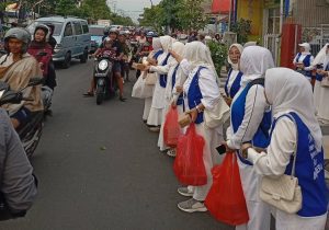 Tebar Kemanfaatan di Bulan Ramadhan, IWAPI Bojonegoro Kembali Bagikan Takjil 