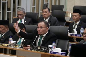 IHSG Anjlok, Deflasi Menghantui, Hanif Dhakiri: Peringatan Serius bagi Ekonomi Nasional
