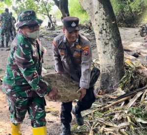 Bersama TNI-Polri, Warga Kecamatan Gondang Gotong Royong Bersihkan Lumpur Pasca Banjir Bandang