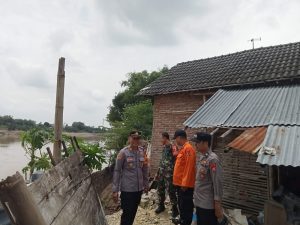Akibat Hujan Deras, Dua Rumah di Kecamatan Balen Alami Longsor