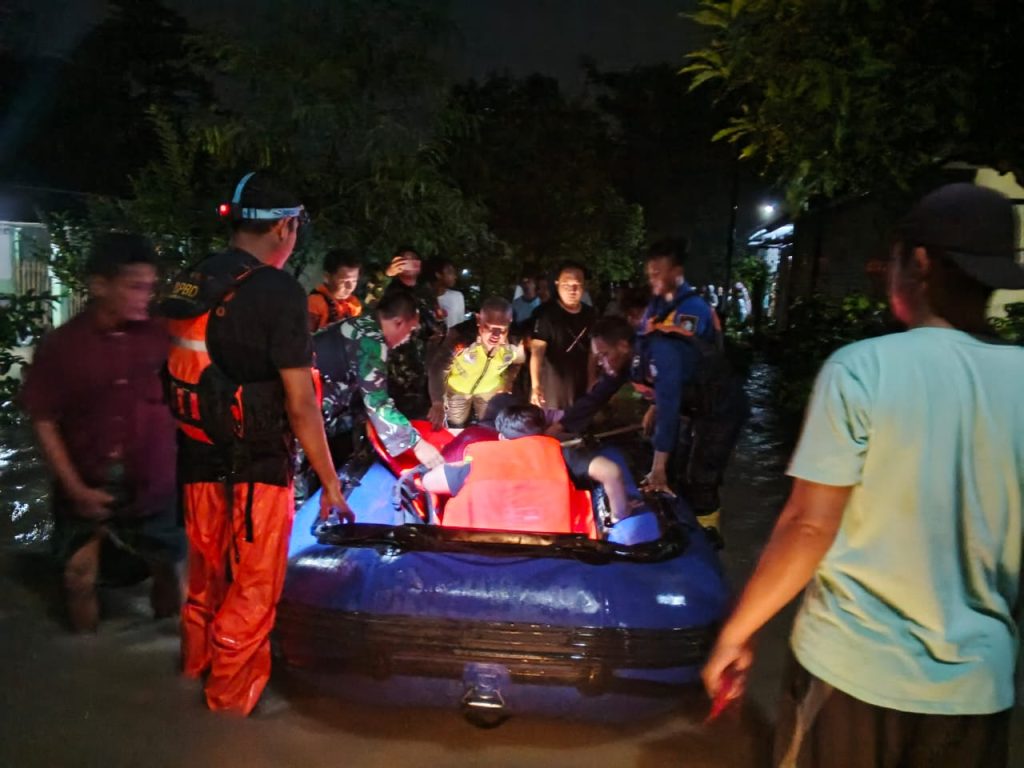Hujan Deras, Banjir Bandang Terjang Kalitidu dan Ngasem. Satu Orang Meninggal Dunia 