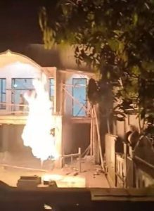 Aneh, Sebuah Sumur Bor mengeluarkan Kobaran Api Di Sukosewu Bojonegoro 