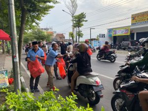 Wujud Kepedulian, SMSI Bojonegoro Bagikan Ratusan Takjil untuk Pengguna Jalan