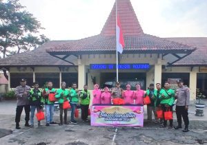 Polsekta Bojonegoro dan Bayangkari Berbagi Kebahagiaan di Bulan Ramadhan, Bagikan Paket Sembako