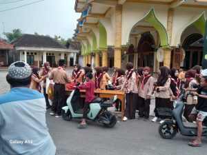 Tumbuhkan Rasa Kepedulian Sosial, Brigpala Al-Arqom Sarirejo Bagikan Takjil