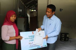 Sambil Dengar Suara Arus Bawah, Bupati Bojonegoro Serahkan Bantuan Secara Langsung