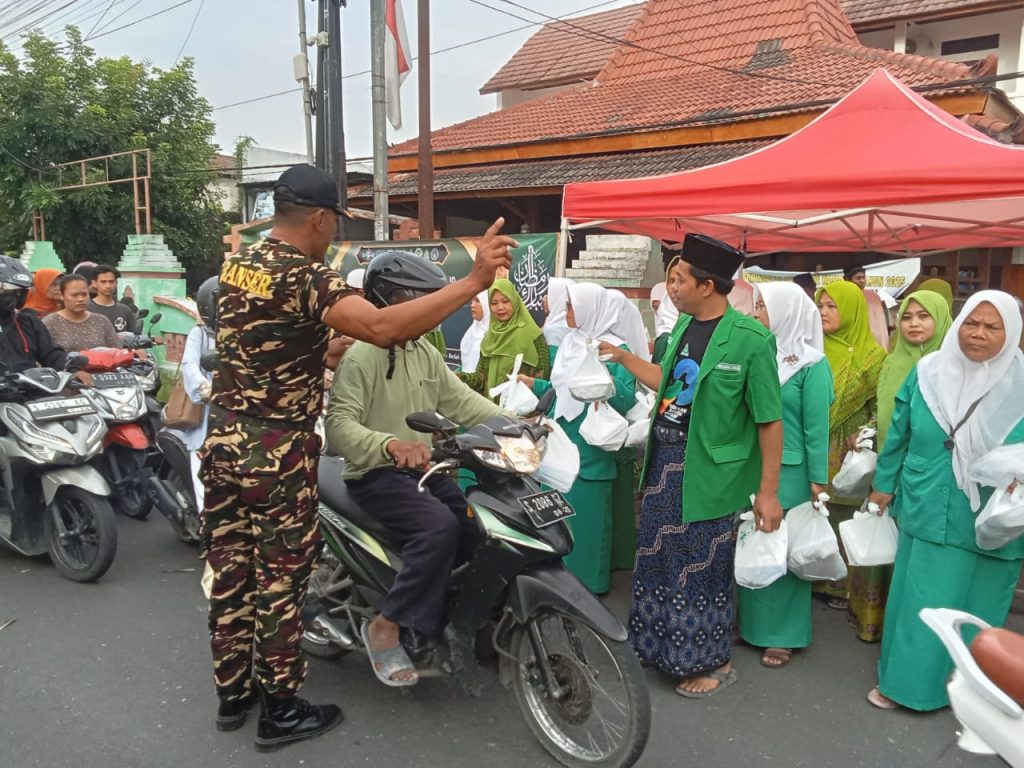 Berburu Berkah Ramadhan, Ranting NU Tanjungharjo Beserta Banomnya Bagikan 1200 Nasi Kotak dan Buka Puasa Bersama