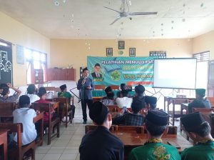 Peserta Didik MTs Unggulan Ulul Albab Dilatih Menulis Esai
