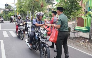 Bentuk Sinergitas, TNI-Polri di Bojonegoro berbagi Takjil untuk Masyarakat