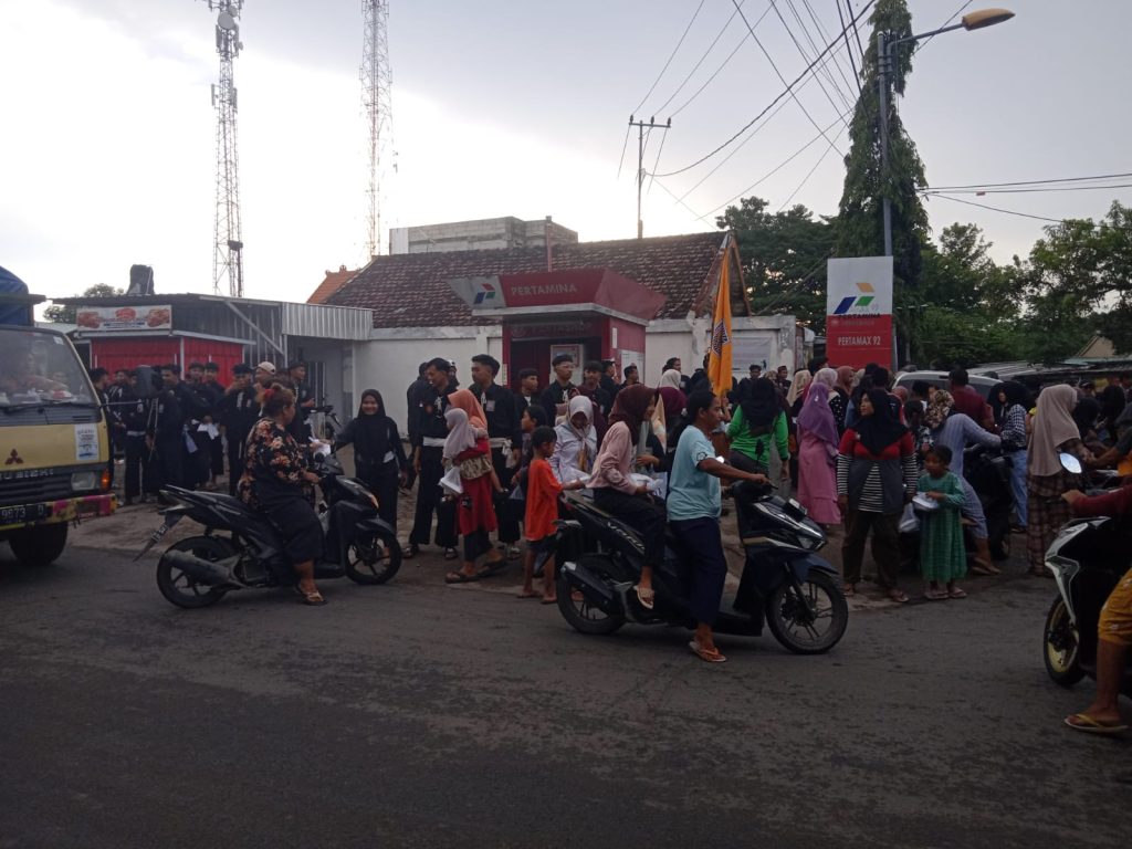 PSHT Rayon Trenggulunan dan Butoh Bagikan Ratusan Takjil
