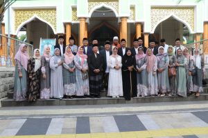 Bersama Masyarakat, Wabup Bojonegoro Laksanakan Sholat Idul Fitri di Masjid Agung Darrusalam