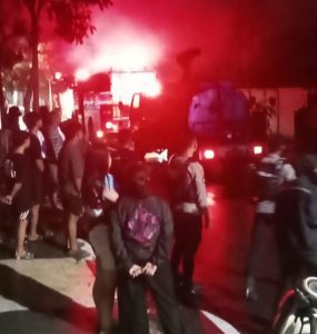Diduga Akibat Konsleting Listrik, Sebuah Gudang di Jalan Hayam Wuruk Bojonegoro Terbakar