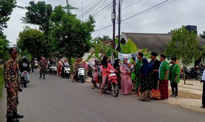 PAC GP Ansor Ngasem Bagikan Takjil untuk Pengguna Jalan dan Paket Sembako untuk Yatim dan Dhuafa