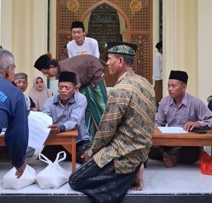 NU Care-Lazisnu Samberan Membagikan Zakat Fitrah pada Mustahiq