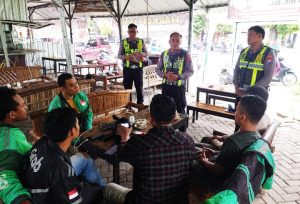 Satlantas Polres Bojonegoro Sosialisasikan Keselamatan Berkendara kepada Driver Ojol di Bulan Ramadhan