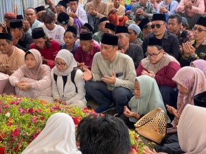 Bupati Bojonegoro Hadiri Pemakaman Ibu Nyai Dr. Dyah Ayu Ratna Dewi Bersama Ribuan Pelayat