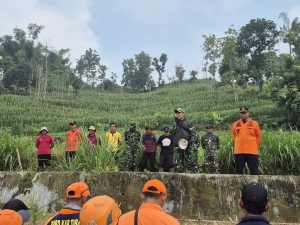 Sengkuyung di Wadung: Kala Warga dan TNI Bergandengan Tangani Longsor