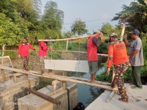 Kontribusi dalam Program Ketahanan Pangan Nasional, Banser Banjaran Baureno inisiasi Pemasangan Tutup Dam