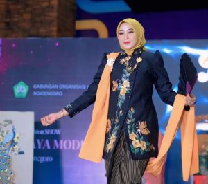 Spesial Perform di Fashion Show Kebaya Modern Batik Bojonegoro, Siti Juariah Tampil Memukau dan Berikan Piagam