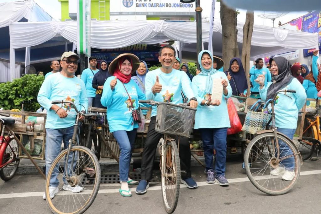 Hadiri Ulang Tahun Bank Daerah, Bupati dan Wakil Bupati Bojonegoro Borong Sayur Mayur Penjual Rengkek 