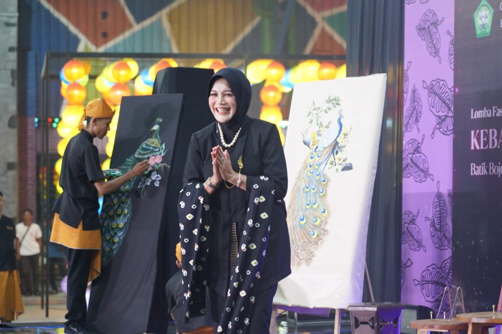 Nurul Azizah Tampil Memukau, Perkenalkan Batik PDH “Obor Sewu” di Fashion Show Kebaya Modern